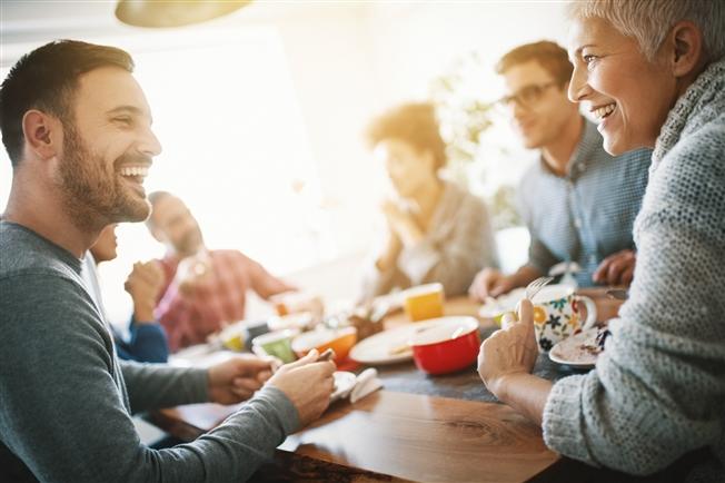 Two people talking during a meal