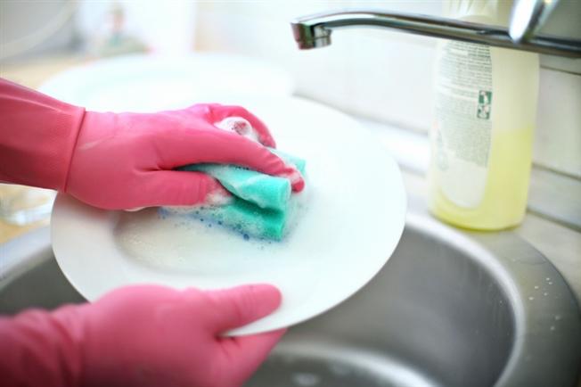 Dishwashing with gloves Dishwashing with gloves