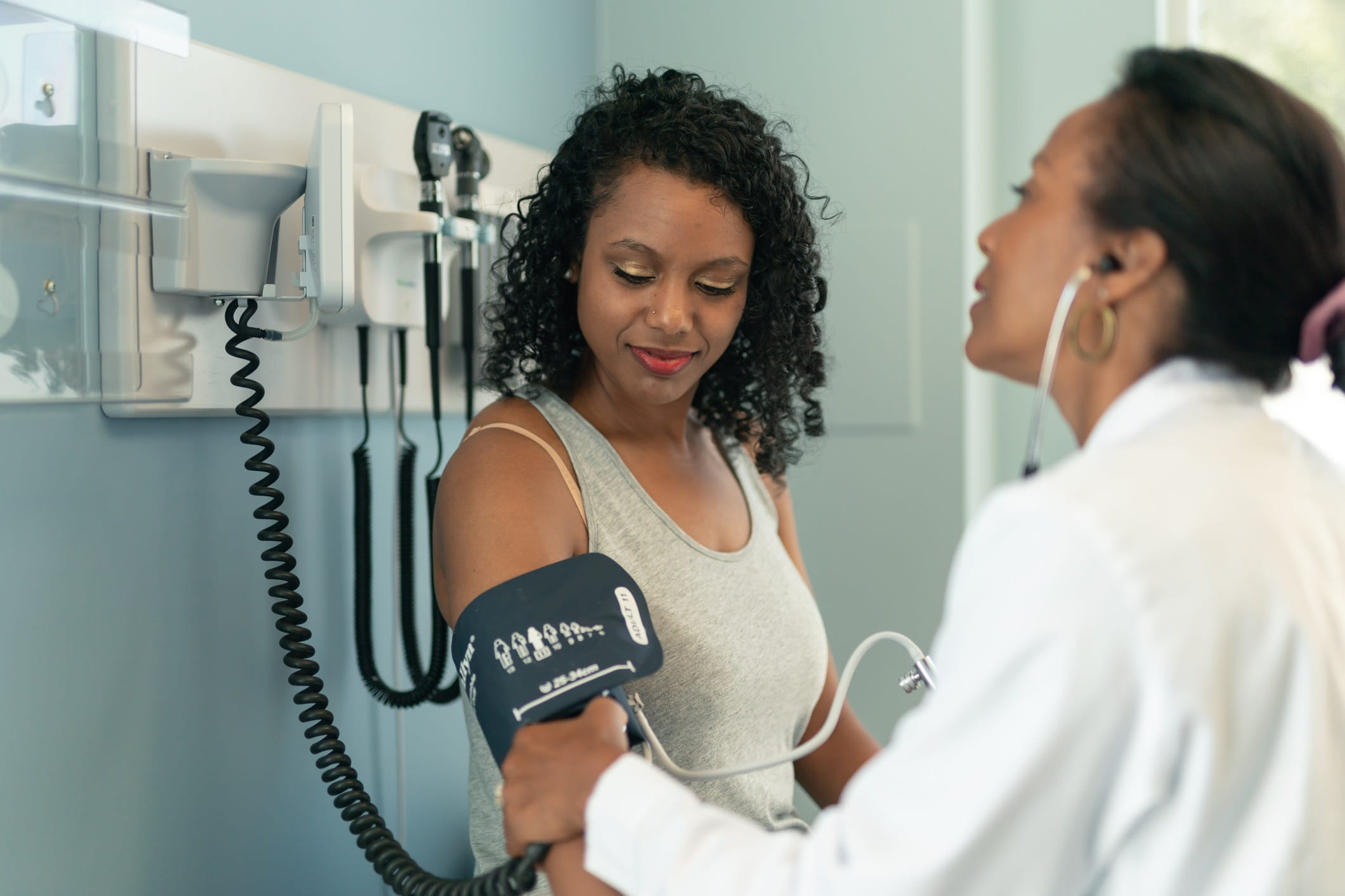 Woman getting blood pressure screened