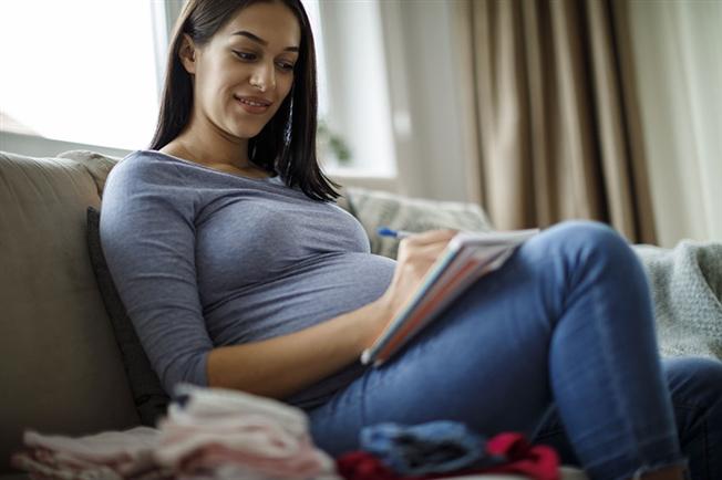 pregnancyprep pregnant woman making notes