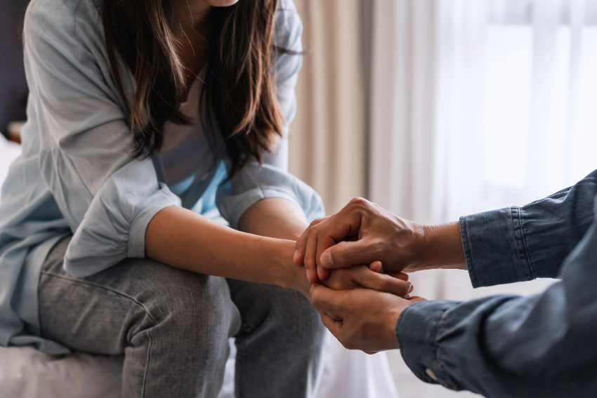 Man holding a women's hands