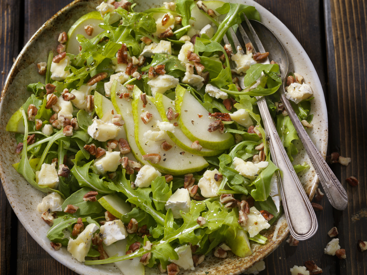 Salad with pears and walnuts