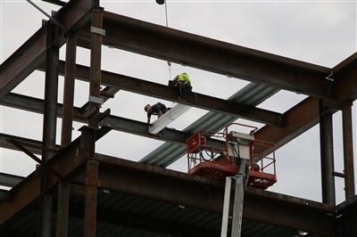 Construction beam being placed atop Riddle Hospital