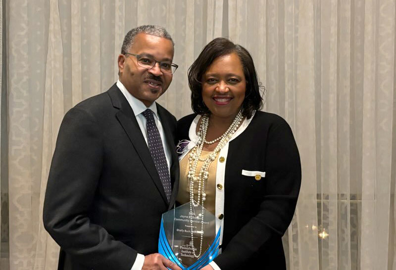 Shelly Buck receives award