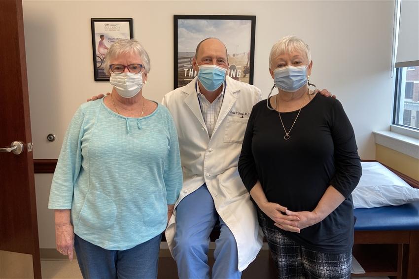 Knee replacement patients posing with Dr. Good