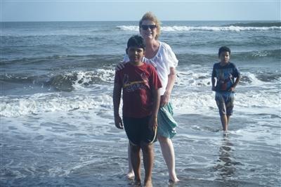 Kathryne with her Nicaraguan family enjoying the Pacific Ocean
